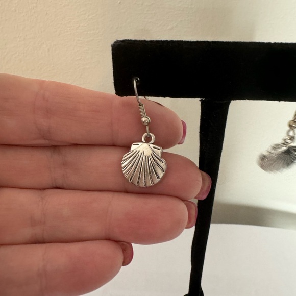 ❤️NWT BOUTIQUE WORN SILVER TONE SHELL EARRINGS - Picture 2 of 3